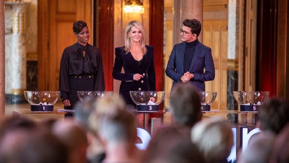 Chantal Janzen, Edsilia Rombley und Jan Smit über den Lostöpfe im Rathaus von Rotterdam bei der Auslosung der ESC-Halbfinals 2020 über dem Motto "Open up". Chantal Janzen, Edsilia Rombley und Jan Smit über den Lostöpfe im Rathaus von Rotterdam bei der Auslosung der ESC-Halbfinals 2020 über dem Motto "Open up". © Roel Dijkstra Fotografie Foto: Marc Heemann