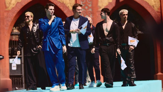 Theo Evan aus Zypern auf dem türkisen Teppich in Basel © eurovision.tv Foto: Alma Bengtsson