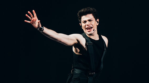 Theo Evan auf der Bühne für Zypern in Basel © eurovision.tv/EBU Foto: Sarah Louise Bennett