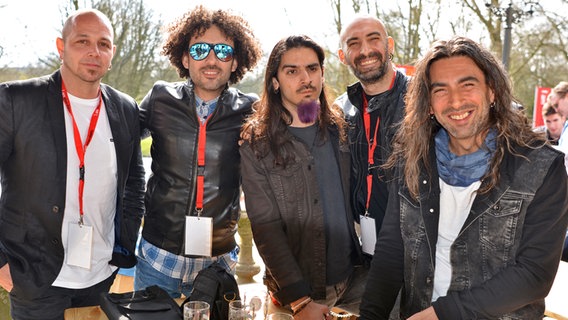Gruppenbild der ESC-Künstler aus Zypern (Minus One) bei Sonne beim Event Eurovision in Concert in Amsterdam © NDR Foto: Patricia Batlle