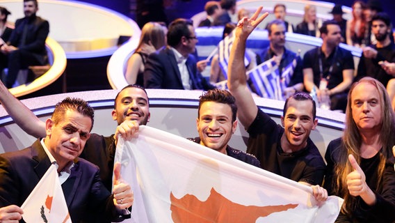 Hovig Demirjian aus Zypern und sein Team jubeln im Green Room beim ersten Halbfinale. © Eurovision.tv Foto: Thomas Hanses