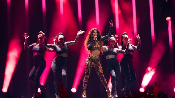 Eleni Foureira auf der Bühne in Lissabon. © NDR Foto: Rolf Klatt