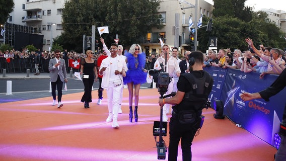 Tamta trägt ein blaues Tüll-Kleid auf dem roten Teppich in Tel Aviv. © eurovision.tv Foto: Andres Putting