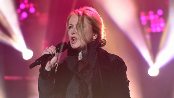 Nicole singt auf der Bühne auf dem Spielbudenplatz in Hamburg. © NDR Foto: Uwe Ernst