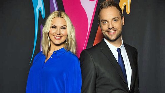 Die Sängerin Sanna Nielsen und der Comedian Robin Paulsson. Die Sängerin Sanna Nielsen und der Comedian Robin Paulsson. © SVT Foto: Janne Danielsson