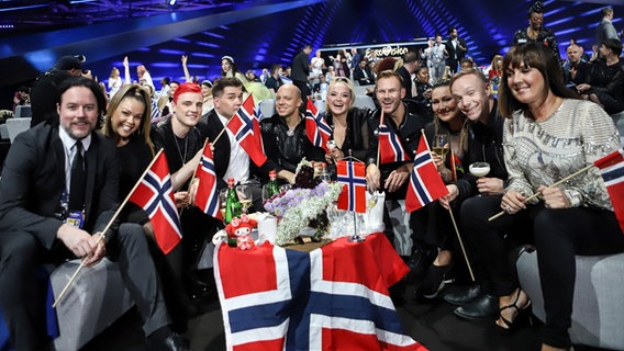 Die norwegische Gruppe KEiiNO mit ihrer Delegation im Greenroom. © eurovision.tv Foto: Thomas Hanses