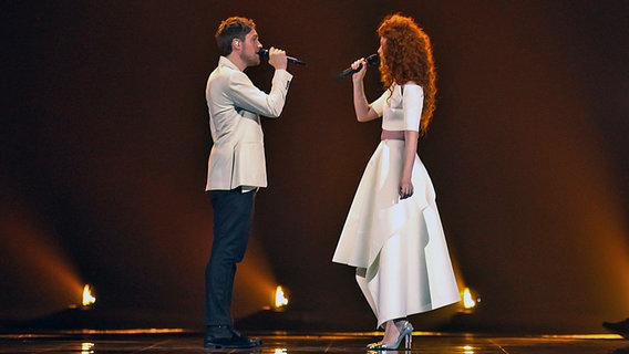 Die norwegischen Kandidaten Mørland und Debrah Scarlett bei der Probe für das zweite Halbfinale auf der ESC-Bühne in Wien. © EBU Foto: Elena Volotova