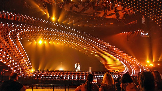 Die norwegischen Kandidaten Mørland und Debrah Scarlett bei der Probe für das zweite Halbfinale auf der ESC-Bühne in Wien. © EBU Foto: Elena Volotova