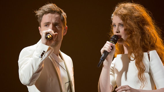 Die norwegischen Kandidaten Mørland und Debrah Scarlett bei der Probe für das zweite Halbfinale auf der ESC-Bühne in Wien. © Rolf Klatt / NDR Foto: Rolf Klatt