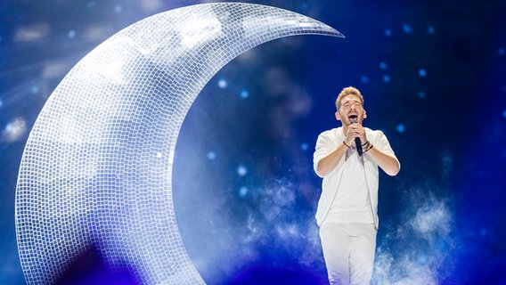 Nathan Trent auf der Bühne beim 2. Halbfinale © NDR Foto: Rolf Klatt