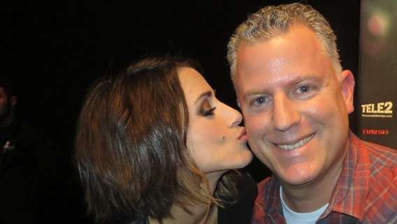 DJ Ohrmeister bekommt von der spanischen ESC-Teilnehmerin Barei einen Kuss auf die Wange  