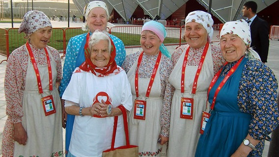 ESC-Fan Eleonore Kastner (vordere Reihe) mit der Gruppe Buranowski Babuschki aus Russland. © privat 