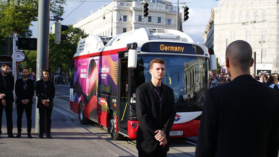 Germany Shuttle Bus bei der Opening Ceremony vor dem Wiener Rathaus  Foto: Rolf Klatt