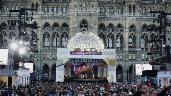 Bühne bei der Opening Ceremony vor dem Wiener Rathaus  Foto: Rolf Klatt