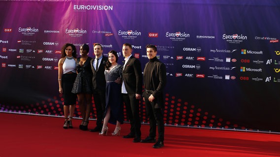 ESC Stars Electro Velvet aus Großbritannien bei der Opening Ceremony vor dem Wiener Rathaus  Foto: Rolf Klatt