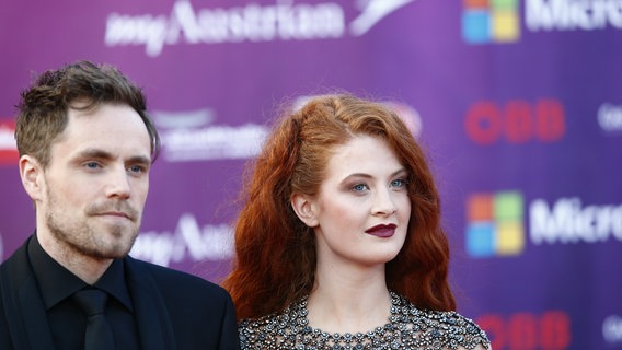 ESC Stars Mørland & Debrah Scarlett  aus Norwegen bei der Opening Ceremony vor dem Wiener Rathaus  Foto: Rolf Klatt