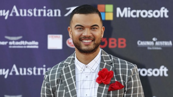 ESC Stars bei der Opening Ceremony vor dem Wiener Rathaus Guy Sebastian Australien  Foto: Rolf Klatt