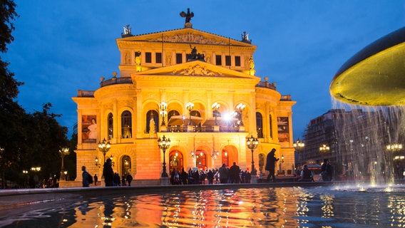 Die Alte Oper in Frankfurt ist festlich angestrahlt. © picture alliance/prisma Foto: Frank Rumpenhorst