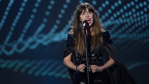 Die portugiesische Kandidatin Leonor Andrade bei der Probe für das zweite Halbfinale auf der ESC-Bühne in Wien. © Rolf Klatt / NDR Foto: Rolf Klatt