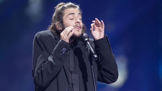 Salvador Sobral auf der ESC-Bühne in Kiew. © NDR / Rolf Klatt Foto: Rolf Klatt