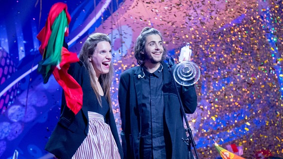Der ESC-Gewinner Salvador Sobral mit seiner Schwester. © eurovision.tv Foto: Andres Putting