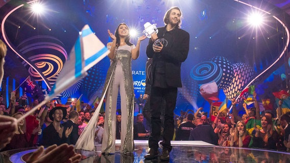 Der ESC-Gewinner Salvador Sobral mit Jamala auf der ESC-Bühne. Der ESC-Gewinner Salvador Sobral mit Jamala auf der ESC-Bühne. © eurovision.tv Foto: Andres Putting