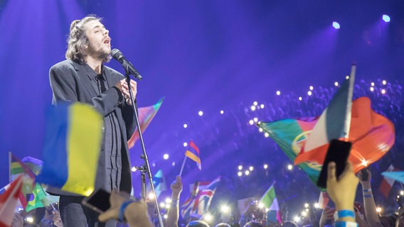 Der ESC-Gewinner Salvador Sobral auf der ESC-Bühne. © eurovision.tv Foto: Andres Putting