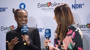 Ivy Quainoo und Linda Zervakis bei der Pressekonferenz in Berlin für "Unser Lied für Lissabon" © NDR Foto: Rolf Klatt