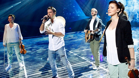 Der serbische Kandidat Željko Joksimovic singt den Titel "Nije Ljubav Stvar". © Eurovision TV Foto: Thomas Hanses