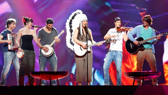 Die niederländische Kandidatin Joan Franka singt den Titel "You And Me". © Eurovision TV Foto: Thomas Hanses