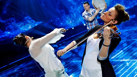 Zwei Violinenspielerinnen aus der Band von Kandidat Željko Joksimovic aus Serbien. © Eurovision TV Foto: Thomas Hanses