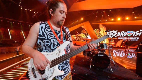 Der Basist von Rambo Amadeus. © Eurovision TV Foto: Andres Putting