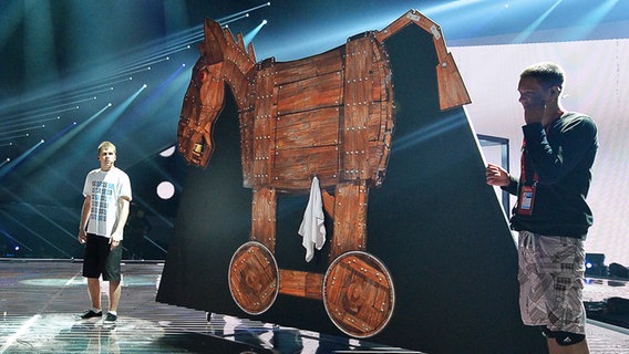 Ein Holzesel der der montenegrinischen Bühnenshow. © Eurovision TV Foto: Andres Putting