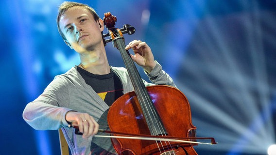 Der Kontrabassist der finnischen Sängerin Pernilla Karlsson. © Eurovision TV Foto: Andres Putting