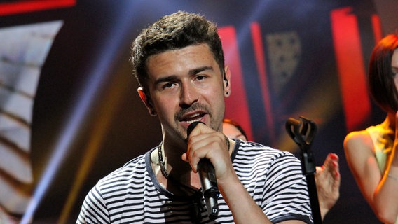 Der moldauische Kandidat Pasha Parfeny singt den Titel "Lautar". © Eurovision TV Foto: EBU