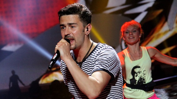 Der moldauische Kandidat Pasha Parfeny singt den Titel "Lautar". © Eurovision TV Foto: EBU