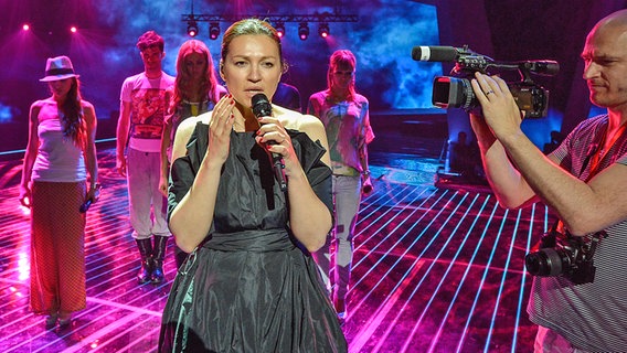 Die kroatische Sängerin singt Nina Badrić den Titel "Nebo". © Eurovision TV Foto: Andres Putting