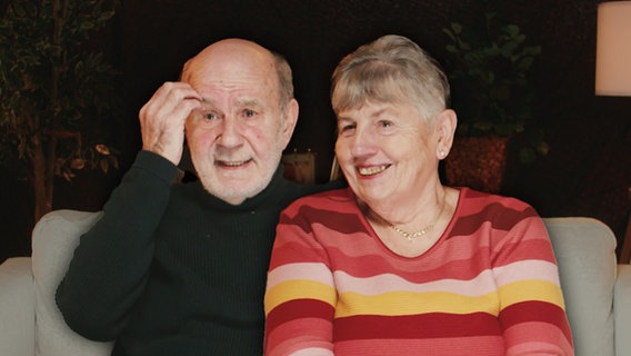 Ein Seniorenpaar sitzt nebeneinander. © NDR 
