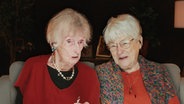 Zwei Seniorinnen sitzt nebeneinander. © NDR 