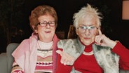 Zwei Seniorinnen sitzen nebeneinander. © NDR 