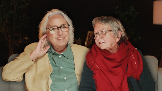 Zwei Seniorinnen sitzen nebeneinander. © NDR 