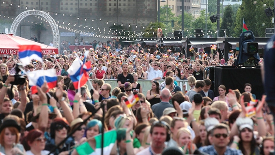 Public Viewing auf der Reeperbahn in Hamburg beim Finale des Eurovision Song Contest 2012. © NDR Foto: Andres Kluge