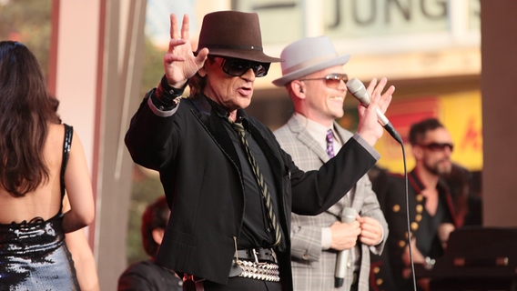 Udo Lindenberg und Jan Delay auf der Reeperbahn bei der Grand Prix Party 2012 © NDR Foto: Andreas Kluge