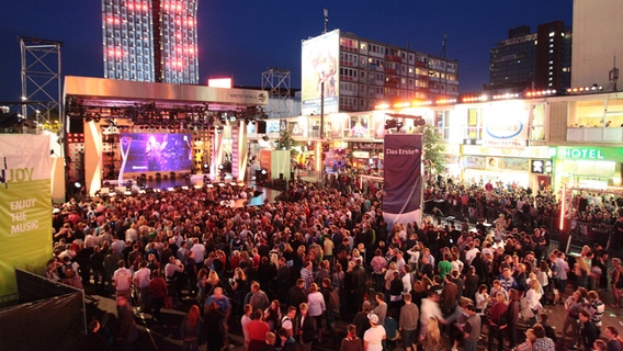Public Viewing auf der Reeperbahn in Hamburg beim Finale des Eurovision Song Contest 2012. © NDR Foto: Andreas Kluge