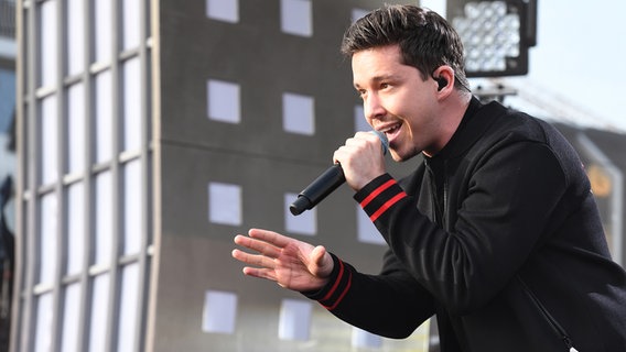 Nico Santos  singt „Unforgettable“ bei der Grand Prix Party "Countdown für Tel Aviv" auf der Reeperbahn. © NDR Foto: Uwe Ernst