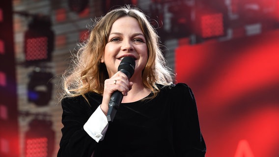 Annett Louisan singt „Kleine große Liebe“  bei der Grand Prix Party "Countdown für Tel Aviv" auf der Reeperbahn. © NDR Foto: Uwe Ernst