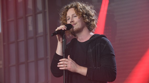 Michael Schulte singt "You let me walk alone" bei der Grand Prix Party "Countdown für Tel Aviv" auf der Reeperbahn. © NDR Foto: Uwe Ernst