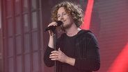 Michael Schulte singt "You let me walk alone" bei der Grand Prix Party "Countdown für Tel Aviv" auf der Reeperbahn. © NDR Foto: Uwe Ernst