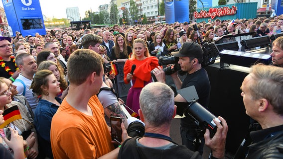 Barbara Schöneberger vor der Bühne. © NDR Foto: Uwe Ernst