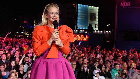 Barbara Schöneberger auf der Bühne auf der Reeperbahn in Hamburg © NDR Foto: Uwe Ernst